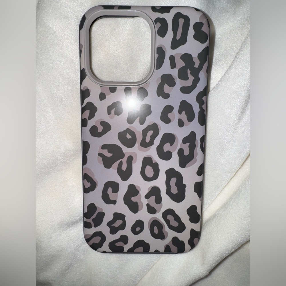 Used iPhone 15 pro max cheetah otter box case